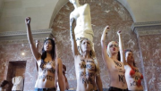 Femen, Louvre