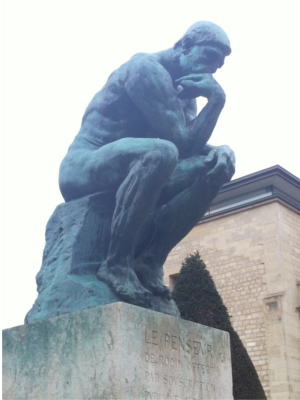 Le Penseur, d'Auguste Rodin, a fière allure dans les jardins du Musée