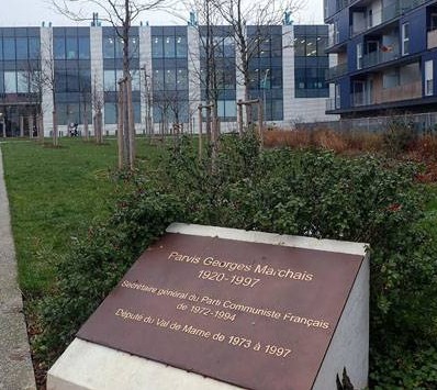 Plaque hommage sur la place Georges Marchais à Villejuif