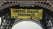 Greenpeace, banderole, tour Eiffel, résistance, résiste