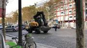 Fillette, ChampsElysées, engin de chantier, trottoir