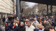 Foulards rouges, gilets jaunes, Macron