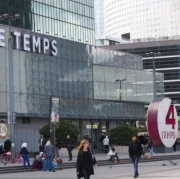 La défense, homme armé, alerte