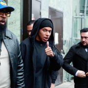 Mbappé, Stockholm, viol 