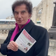 Jack Lang, bousculé, pédocriminalité, chute, plainte