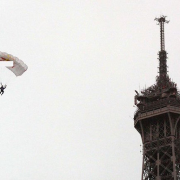 parachutistes, tour Eiffel, arrêtés