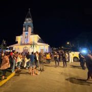 Guadeloupe, Sainte-Anne, voiture, foule, 19 blessés